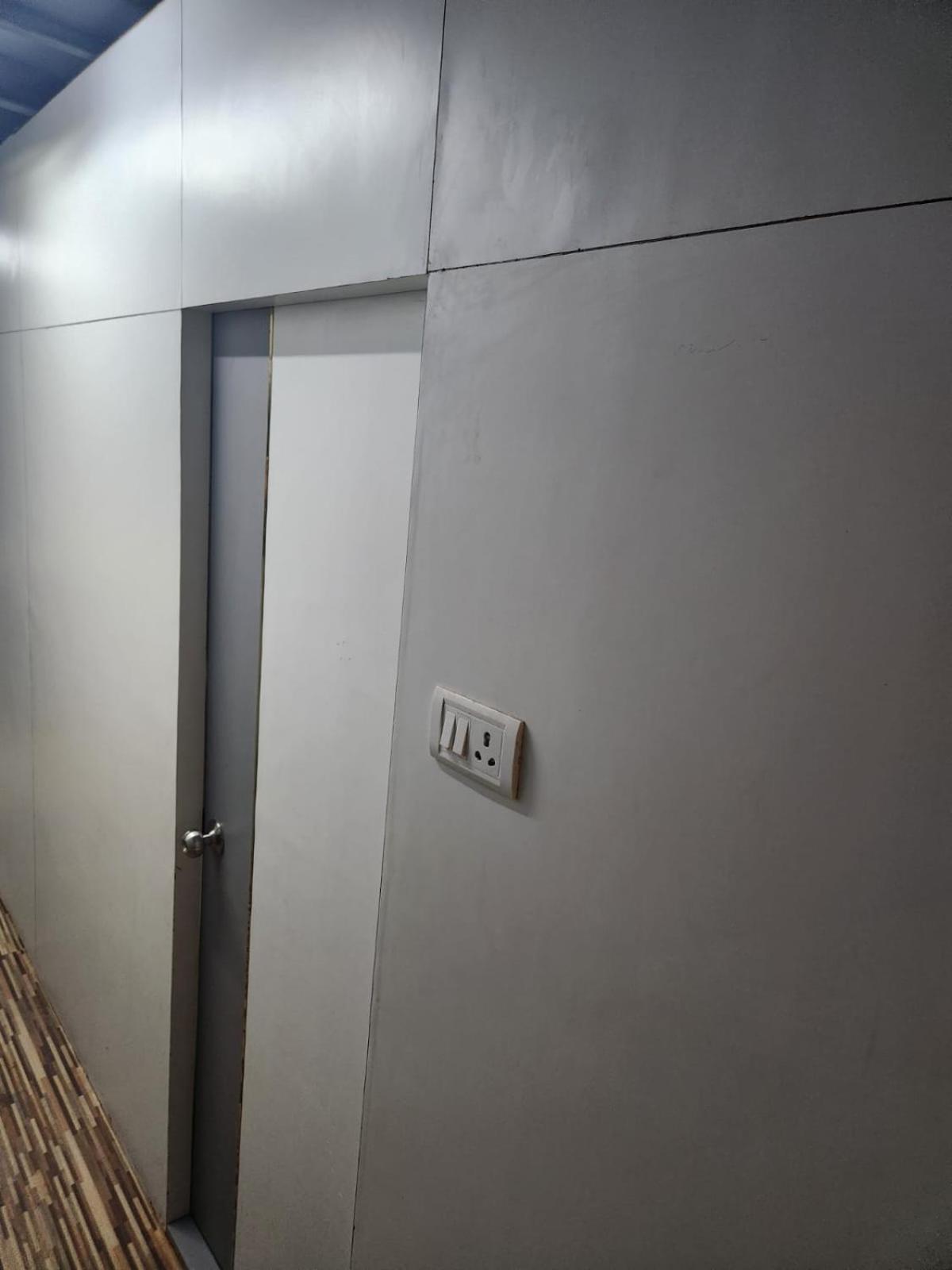 Sinhassan Dormitory Hostel Juhu Mumbai Exterior photo
